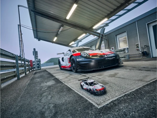 Porsche 911 RSR - immagine 10