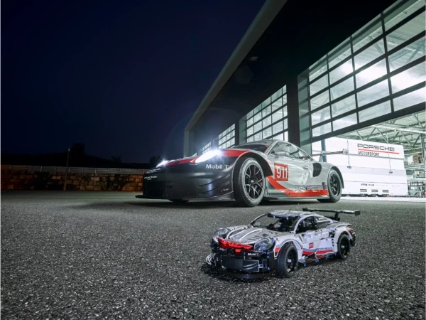 Porsche 911 RSR - immagine 11